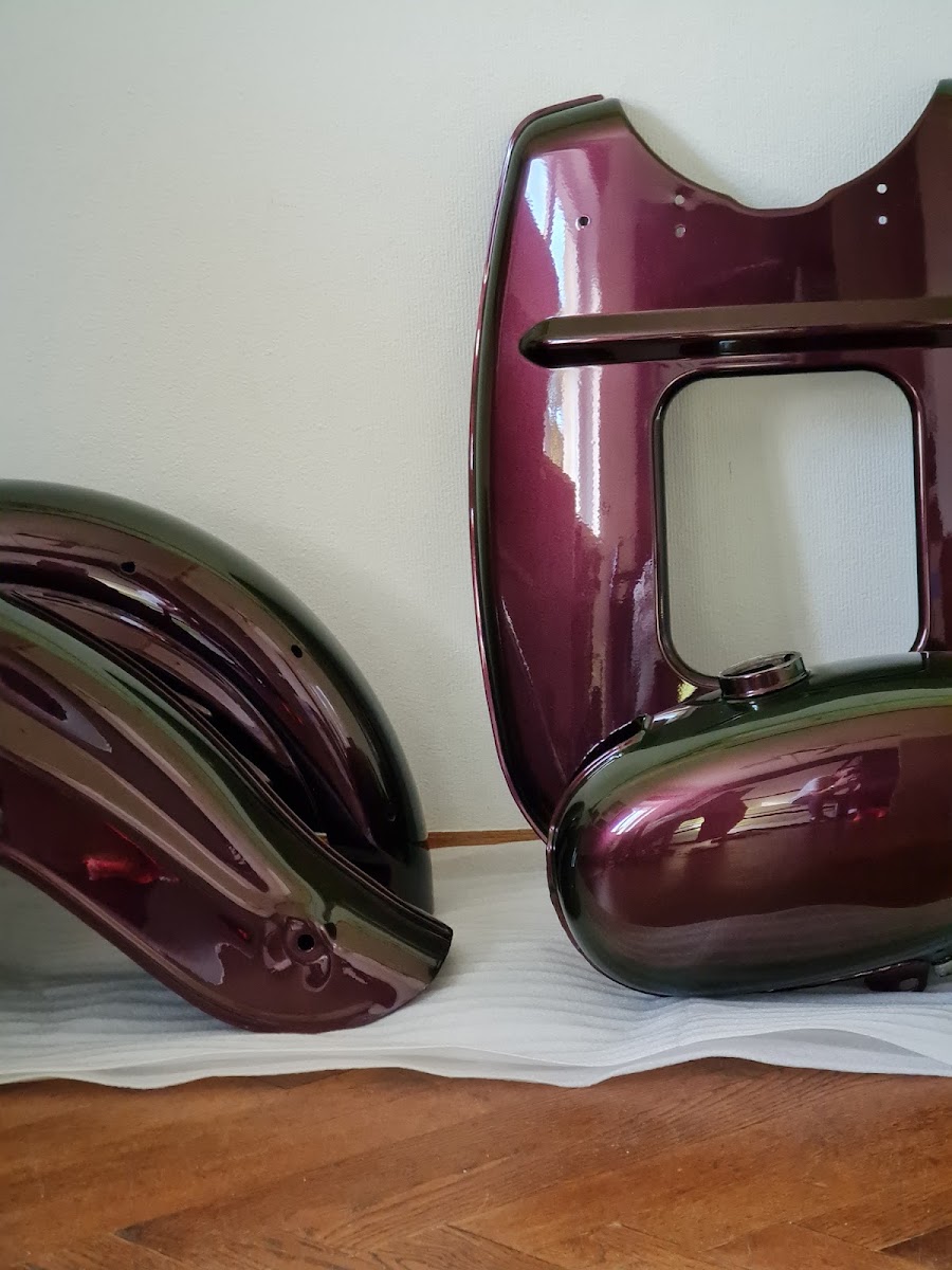 Frisch lackierte Motorradverkleidung