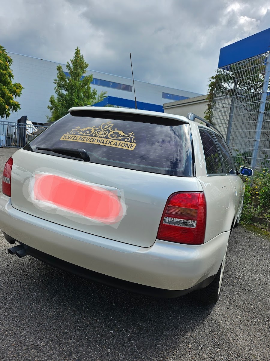 Fertig lackiertes Fahrzeugheck der Autolackierung Kullrich