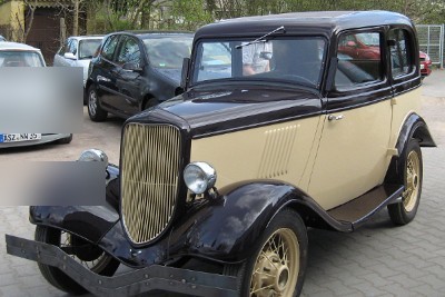 Restaurierter Oldtimer vor der Werkstatt