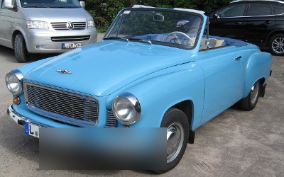 Lackiertes Oldtimer-Cabrio vor der Werkstatt Kullrich
